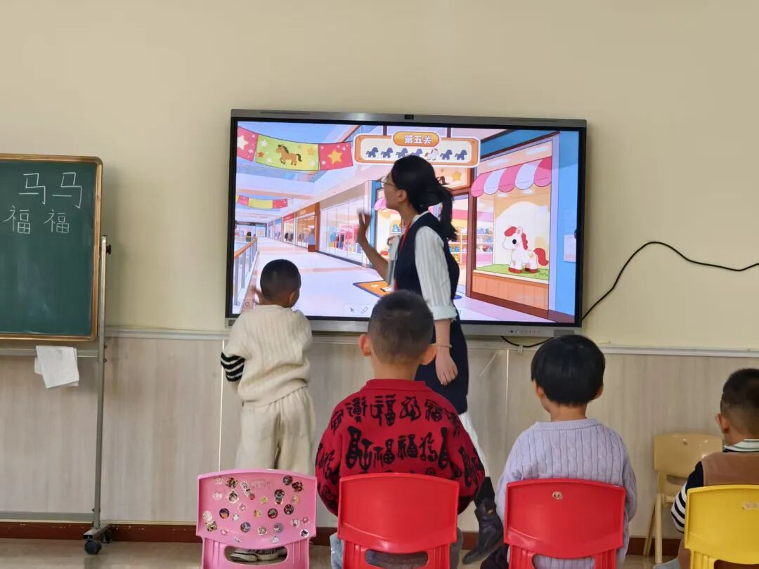 【教育学院·学院快讯】高校教师走进幼儿园———元旦来啦