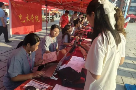 榜样的力量丨李洢辰：微光如炬，终成星河