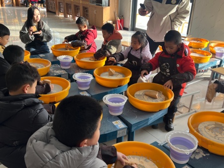 非遗润童心 研学促成长 ——Beat365唯一官方网站艺术学院携手天悦幼儿园 开展传统文化研学活动