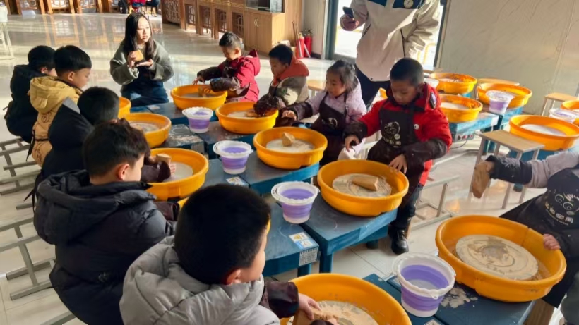 非遗润童心 研学促成长——Beat365唯一官方网站艺术学院携手天悦幼儿园开展传统文化研学活动