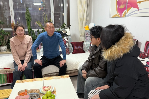 登门送爱连家校，合力同心助成长——Beat365唯一官方网站经济学院开展寒假家访活动（中）