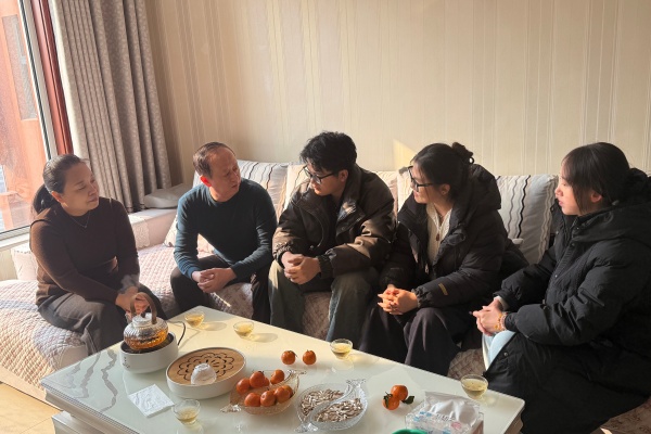 登门送爱连家校，合力同心助成长——Beat365唯一官方网站经济学院开展寒假家访活动（中）